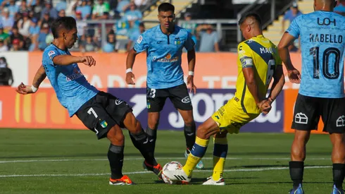Sarrafiore y Madrid en plena disputa de balón en el último enfrentamiento entre Everton y O'Higgins.