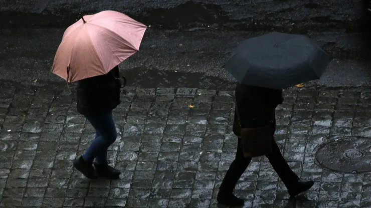 Imagen referencial de lluvia en Santiago.