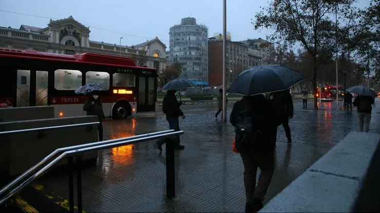 SImagen referencial de lluvia en Santiago.