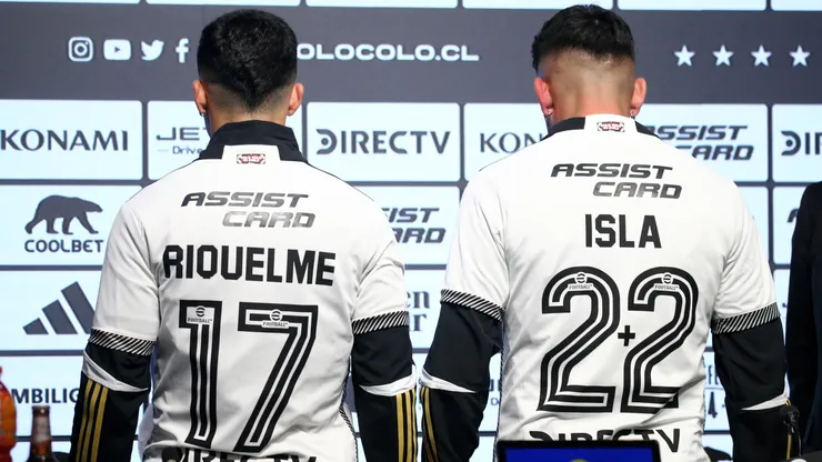 Mauricio Isla en su presentación en Colo Colo junto a Cristián Riquelme.