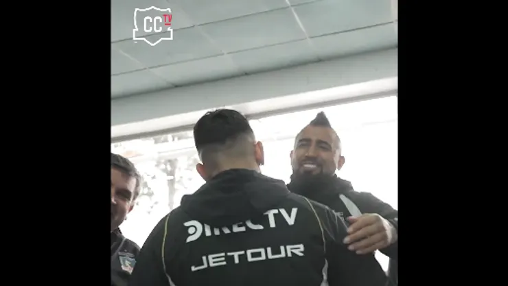 El saludo entre Vidal e Isla.