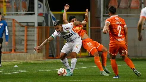 Leonardo Valencia con el balón en el último enfrentamiento entre Cobresal y Cobreloa, en la primera rueda del Campeonato Nacional 2024.