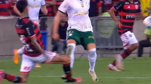 Erick Pulgar sufrió un tremendo planchazo ante Palmeiras.