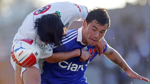 Los hinchas de la U esperan el arribo de Charles Aránguiz.