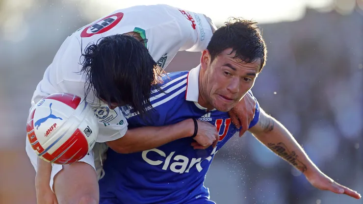 Los hinchas de la U esperan el arribo de Charles Aránguiz.