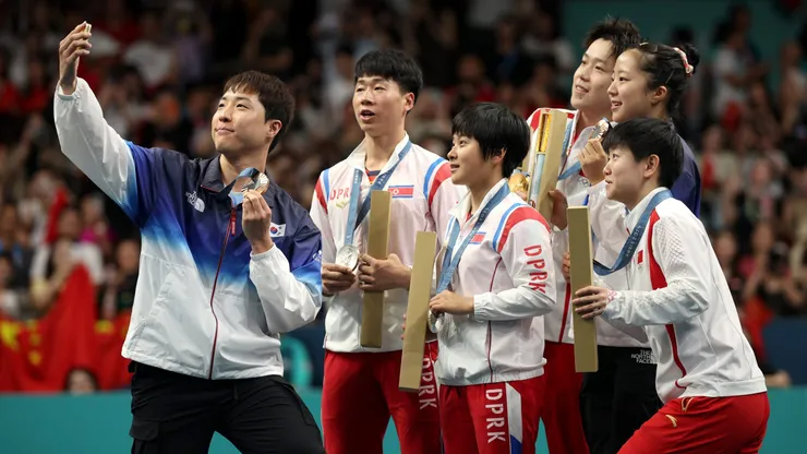 La épica selfie que juntó a deportistas de Corea del Norte y Corea del Sur en París 2024