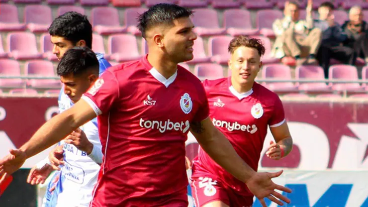 Lionel Altamirano festeja uno de sus 14 goles en la Primera B 2024.