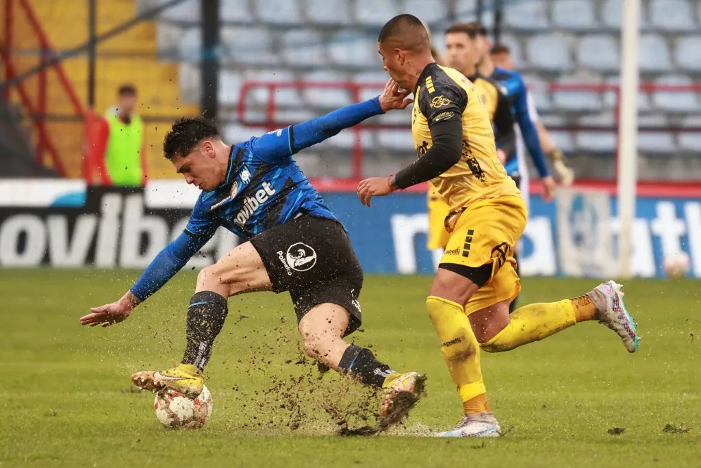 El estado de la cancha del CAP de Talcahuano fue factor en el triunfo de Huachipato: Foto: Eduardo Fortes/Photosport