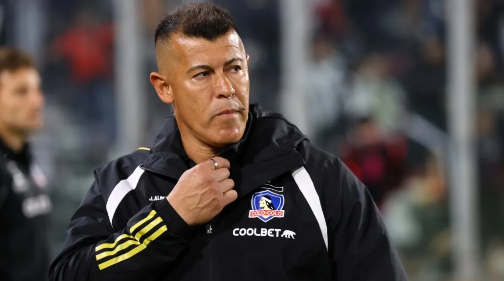 Guarello analiza al Colo Colo de Almirón. Foto: Photosport