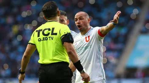 La U tiene cuatro jugadores a una tarjeta del castigo.