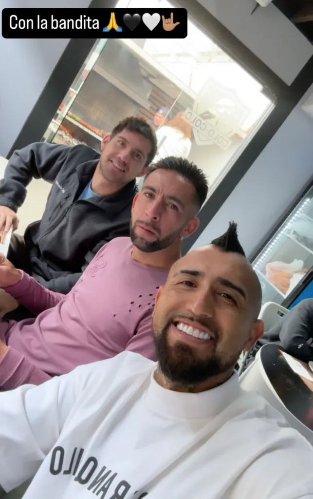 Arturo Vidal muestra el asado en compañía de César Fuentes y Mauricio Isla.