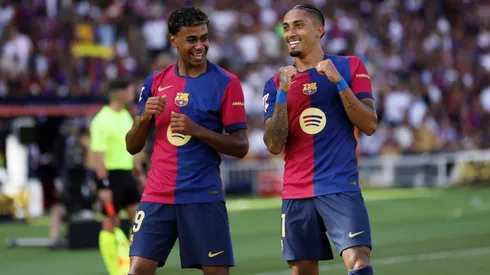 Lamine Yamal y Raphinha festejan uno de los goles de Barcelona ante Real Valladolid, en LaLiga 2024/25.