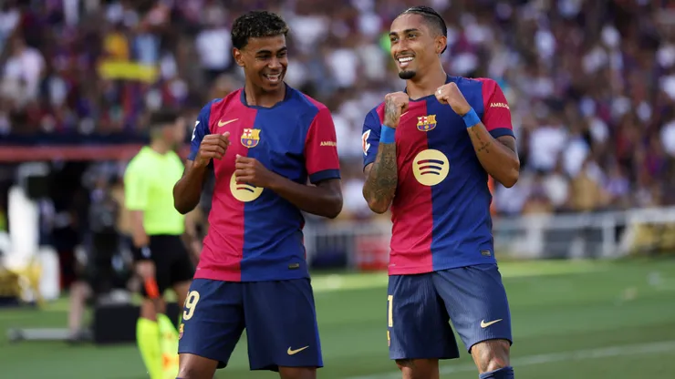 Lamine Yamal y Raphinha festejan uno de los goles de Barcelona ante Real Valladolid, en LaLiga 2024/25.