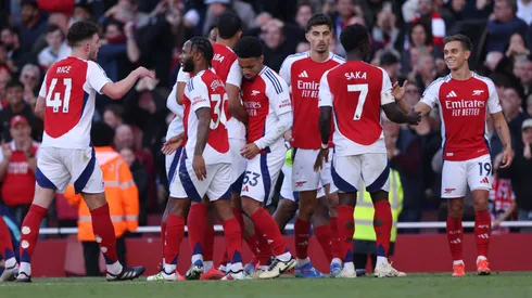 Los jugadores de Arsenal festejan el gol de Leandro Trossard contra Leicester City.