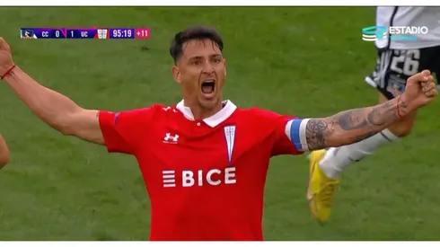 Fernando Zampedri celebrando un lateral antes de los dos goles de Colo Colo ante la UC.