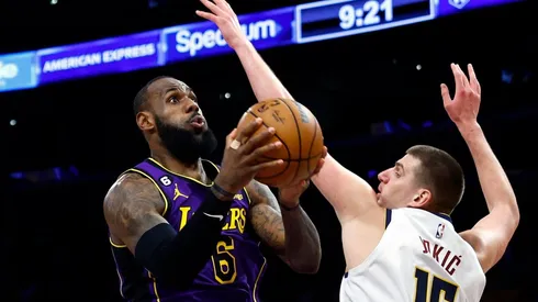 Jokić celebró en el primer duelo frente a LeBron James y compañía.