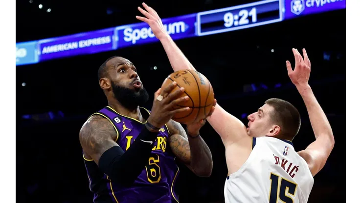 Jokić celebró en el primer duelo frente a LeBron James y compañía.