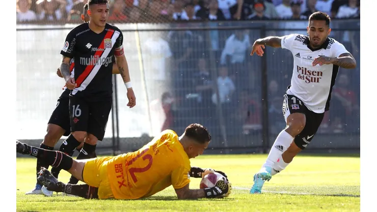 Fabián Cerda en acción ante Colo Colo en el estadio Monumental.