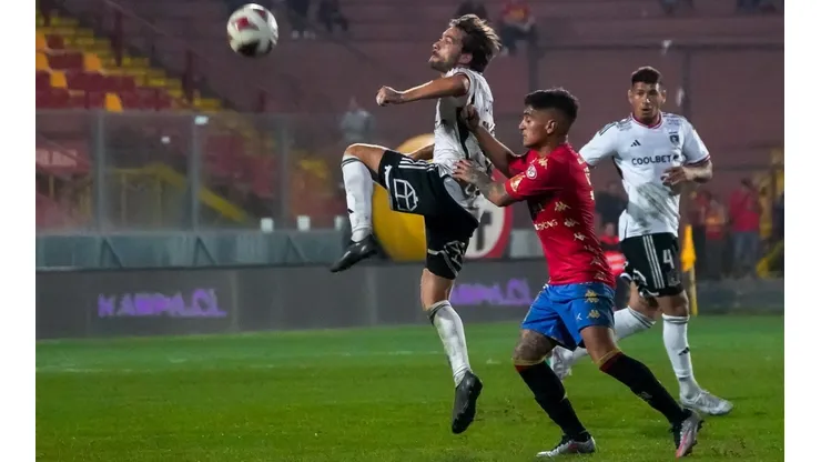 Agustín Bouzat lucha un balón en el empate entre Unión Española y Colo Colo.