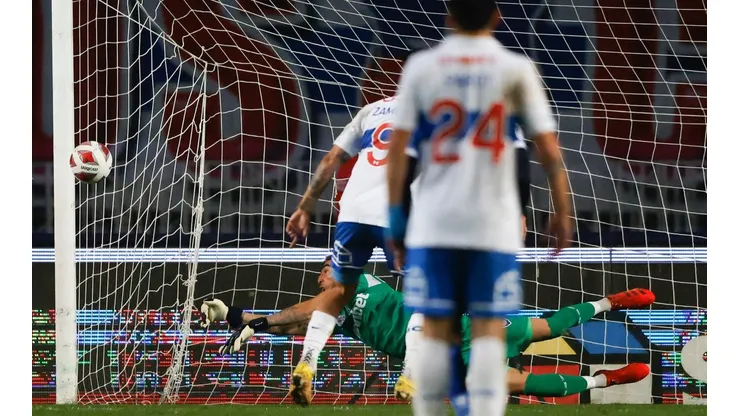 Gabriel Castellón se lució para tapar un penal de Fernando Zampedri y Huachipato venció a la UC.