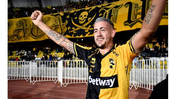 Rodrigo Holgado celebra con los hinchas de Coquimbo Unido.