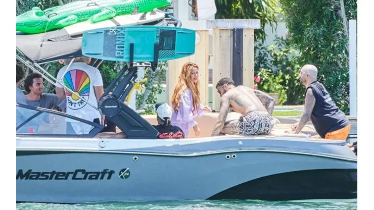 Shakira y Hamilton en un yate en Miami