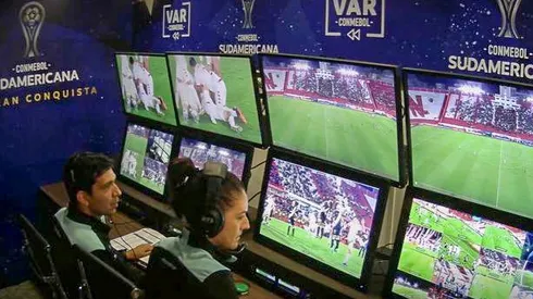 Muniz tiene 34 años y desde 2021 que es árbitra FIFA