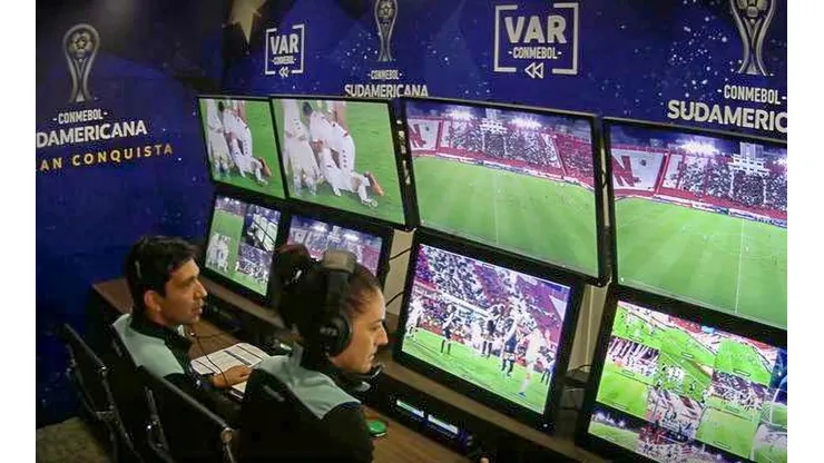 Muniz tiene 34 años y desde 2021 que es árbitra FIFA