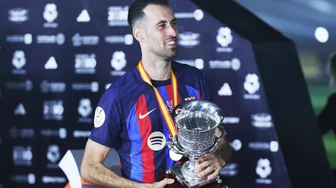 Busquets con la Supercopa de España