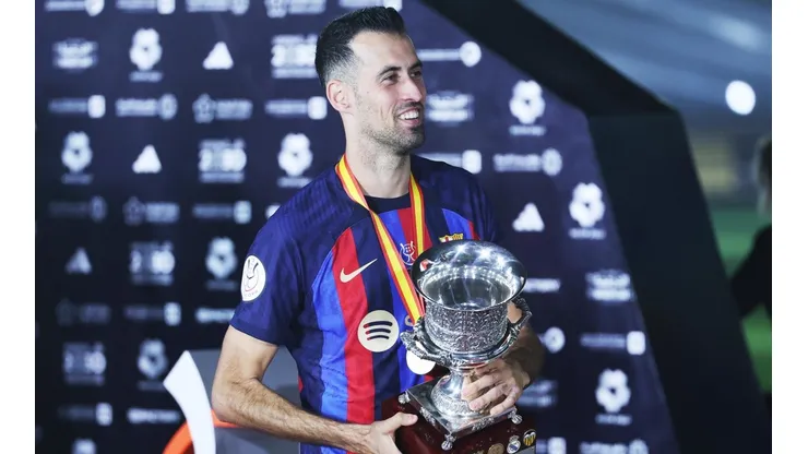 Busquets con la Supercopa de España