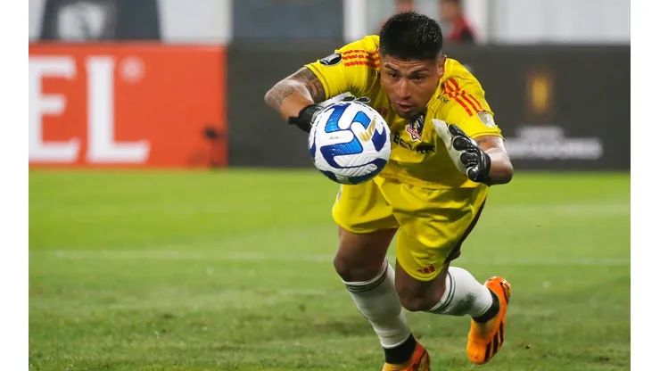 Brayan Cortés es suplente en Colo Colo con Gustavo Quinteros.