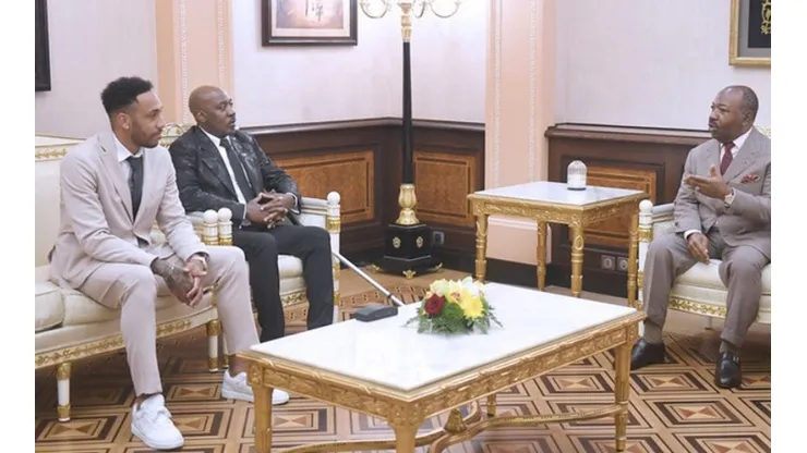 Aubameyang junto al presidente de Gabón