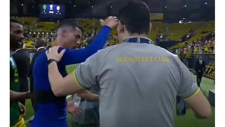 Cristiano Ronaldo empuja a un auxiliar del equipo contrario