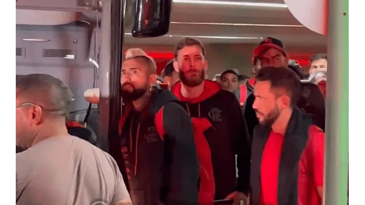 Vidal pasó un mal rato con los hinchas del Flamengo