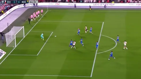 El tiro cruzado de Pablo Solari que no logró el gol para River Plate.