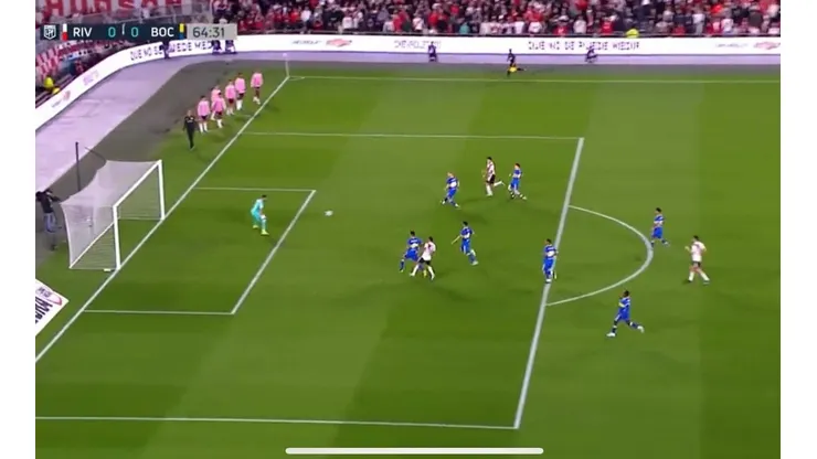 El tiro cruzado de Pablo Solari que no logró el gol para River Plate.