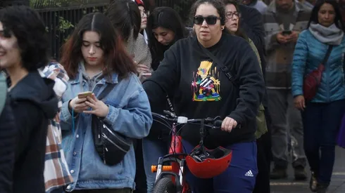 Filas para excusarse una comisaría de Carabiernos (Providencia, 7 de mayo de 2023)