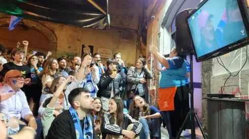 El hincha de Universidad de Chile compartió con los hinchas del Napoli.