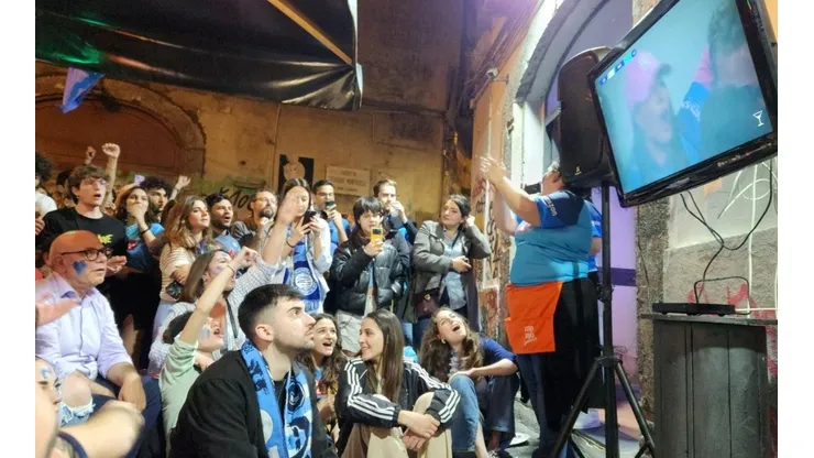 El hincha de Universidad de Chile compartió con los hinchas del Napoli.