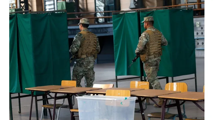 Efectivos del ejercito custodian centros de votacion en Chile.