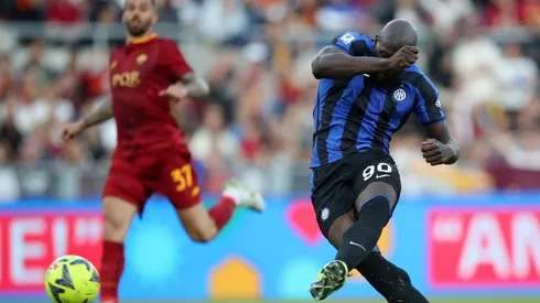 Romelu Lukaku dispara para el 2-0