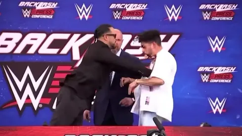 Bad Bunny siendo empujado por su rival de este sábado