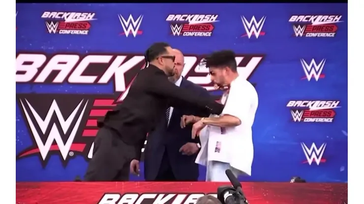 Bad Bunny siendo empujado por su rival de este sábado