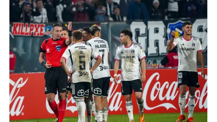 Esteban Pavez y Leonardo Gil tuvieron visiones disímiles de la jugada que terminó con la expulsión de Carlos Palacios.