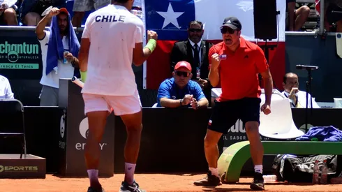 El capitán de Chile, Nicolás Massú, celebra un punto de Cristian Garin ante Kazajistán por la Copa Davis en La Serena.
