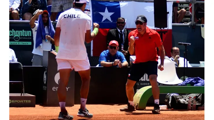 El capitán de Chile, Nicolás Massú, celebra un punto de Cristian Garin ante Kazajistán por la Copa Davis en La Serena.