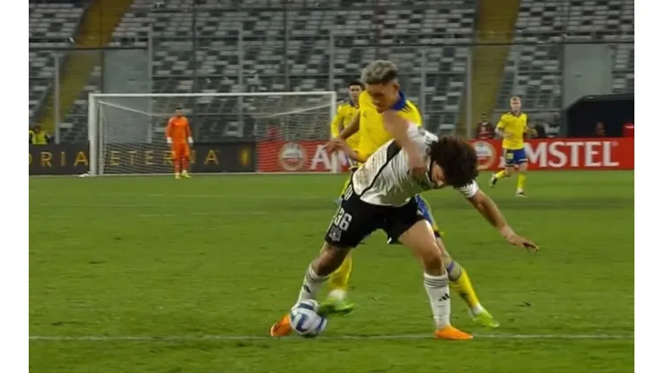Falcón cometió un error infantil que costó el segundo gol de Boca, y según Rodrigo Herrera en el fútbol chileno podrían haber cobrado falta en su contra.