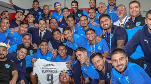 La camiseta de Ronnie Fernández acompañando en el camarín de Bolívar.