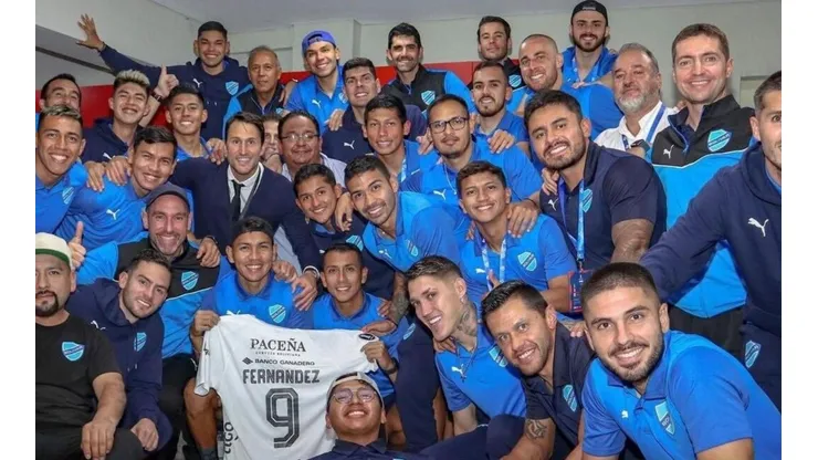 La camiseta de Ronnie Fernández acompañando en el camarín de Bolívar.
