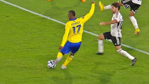 Advíncula sacó un remate imposible para De Paul.